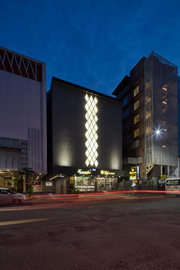 Hotel Sifat International Сурат Экстерьер фото