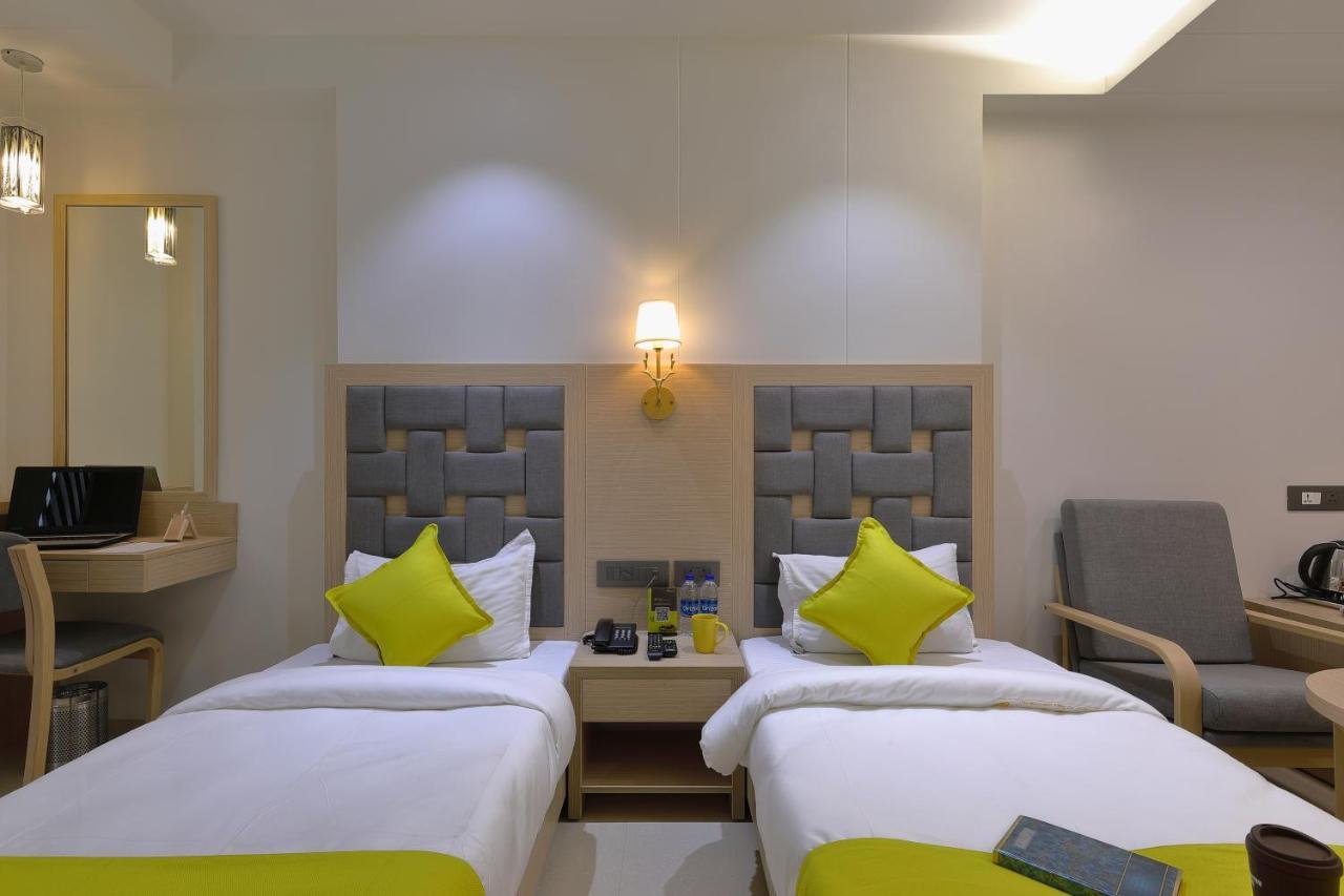 Hotel Sifat International Сурат Экстерьер фото