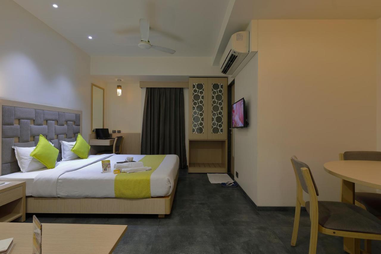 Hotel Sifat International Сурат Экстерьер фото