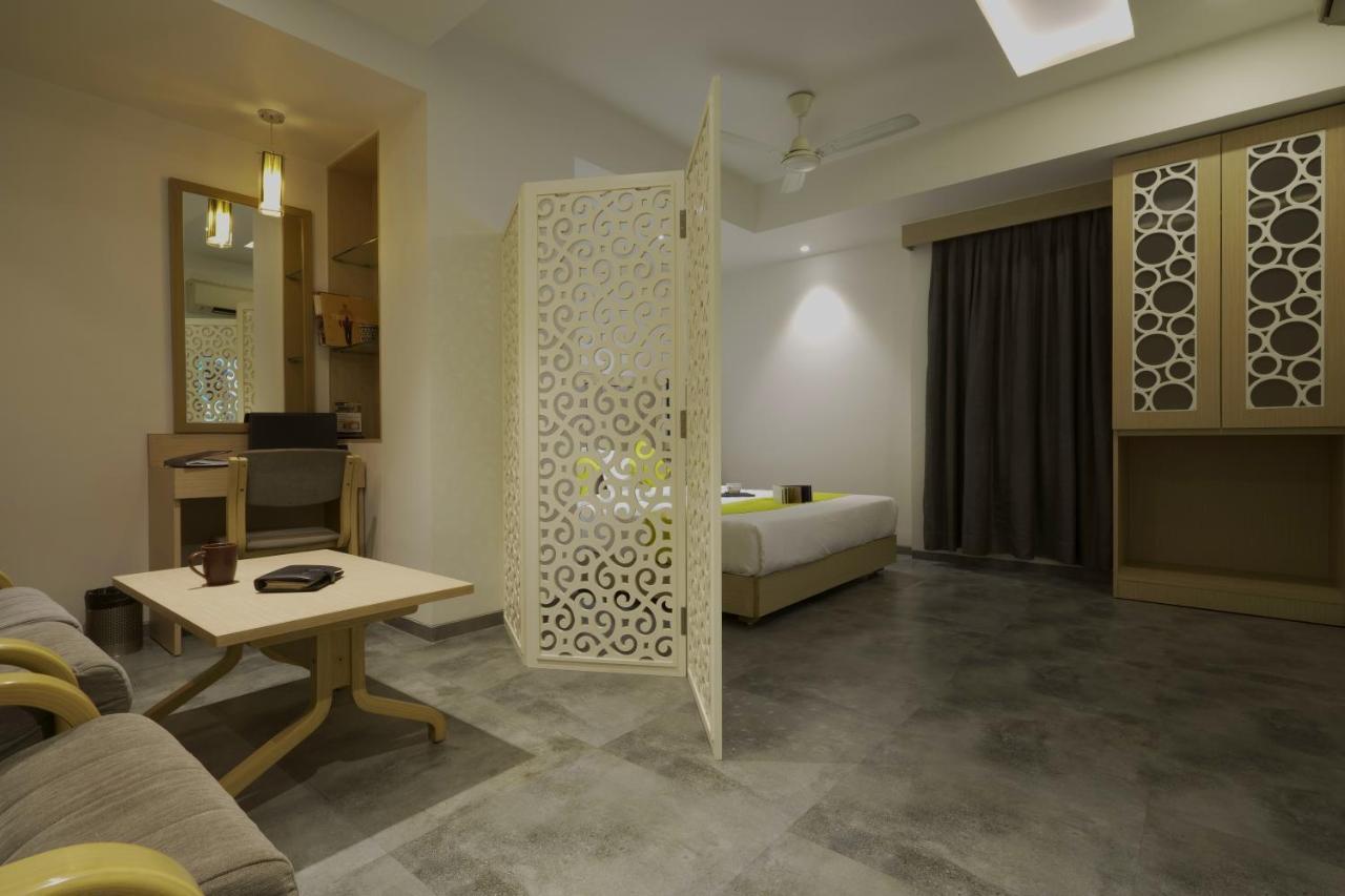 Hotel Sifat International Сурат Экстерьер фото
