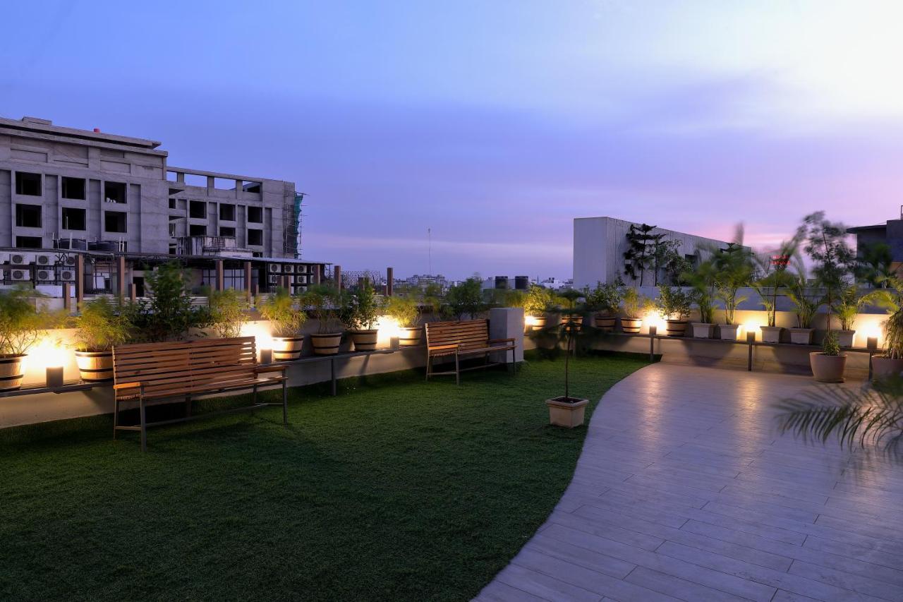 Hotel Sifat International Сурат Экстерьер фото