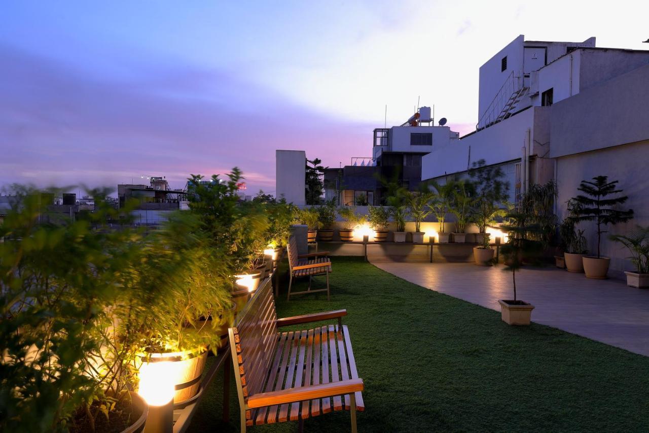 Hotel Sifat International Сурат Экстерьер фото