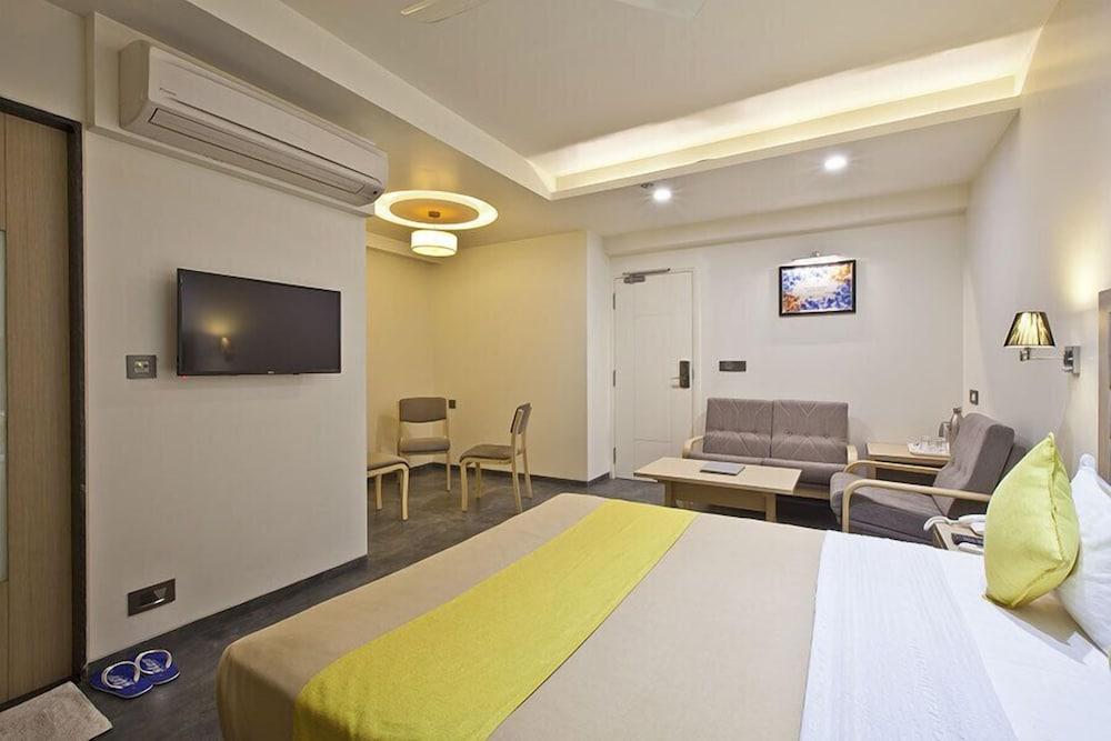 Hotel Sifat International Сурат Экстерьер фото