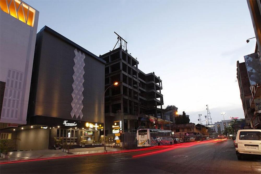 Hotel Sifat International Сурат Экстерьер фото