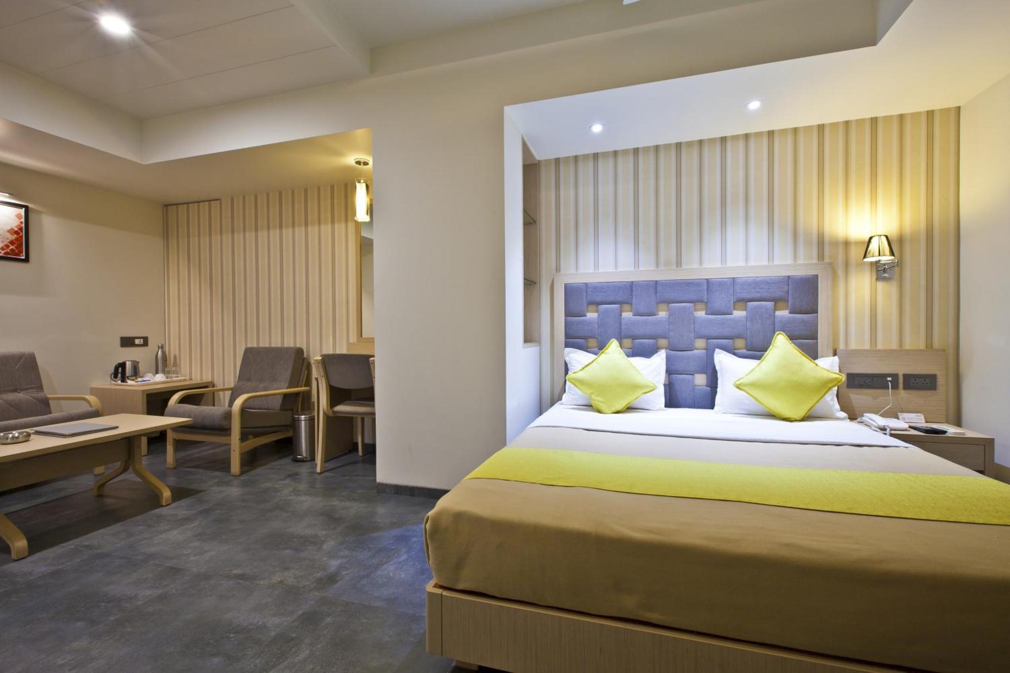 Hotel Sifat International Сурат Экстерьер фото