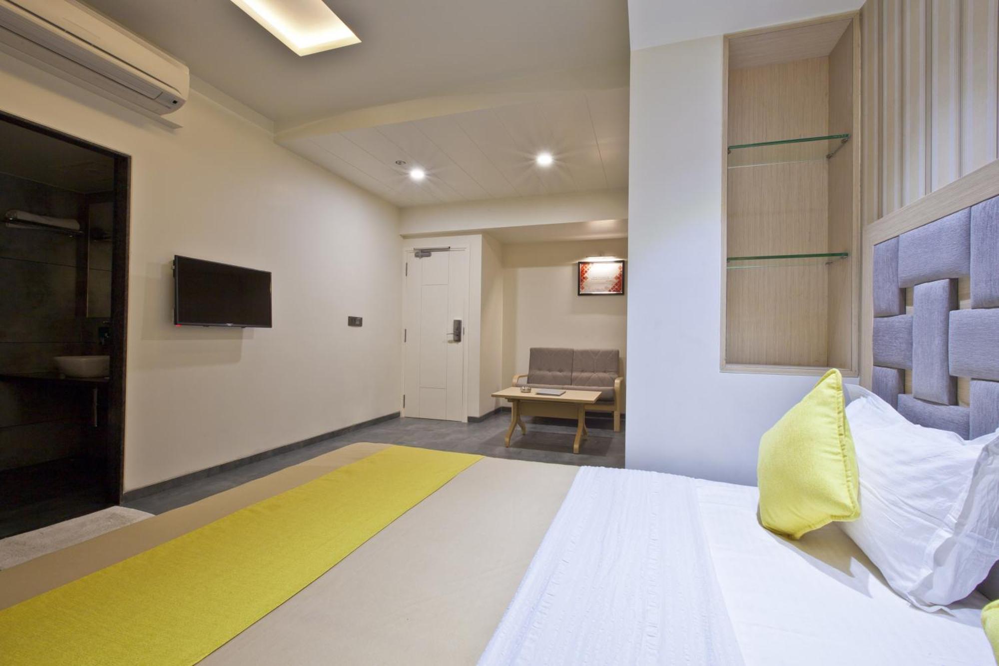 Hotel Sifat International Сурат Экстерьер фото