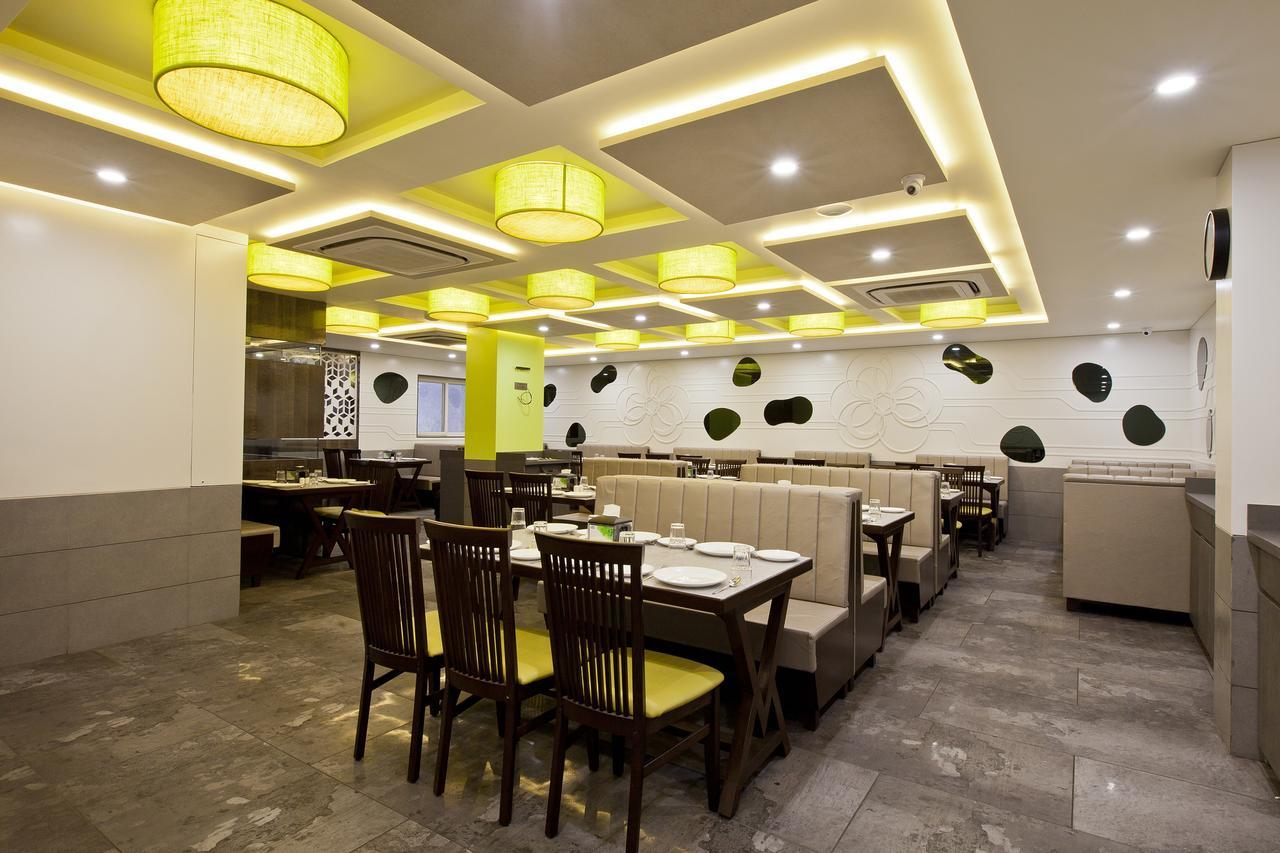 Hotel Sifat International Сурат Экстерьер фото